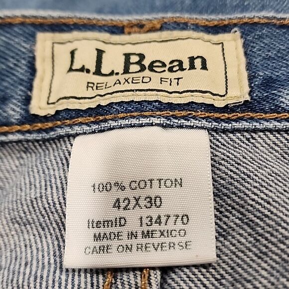 LL Bean Men's Relaxed Fit Jeans - Size 42 x 30 - Picture 3 of 4